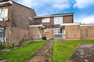 Three bedroom house on Cornwallis Close, Bromham Village